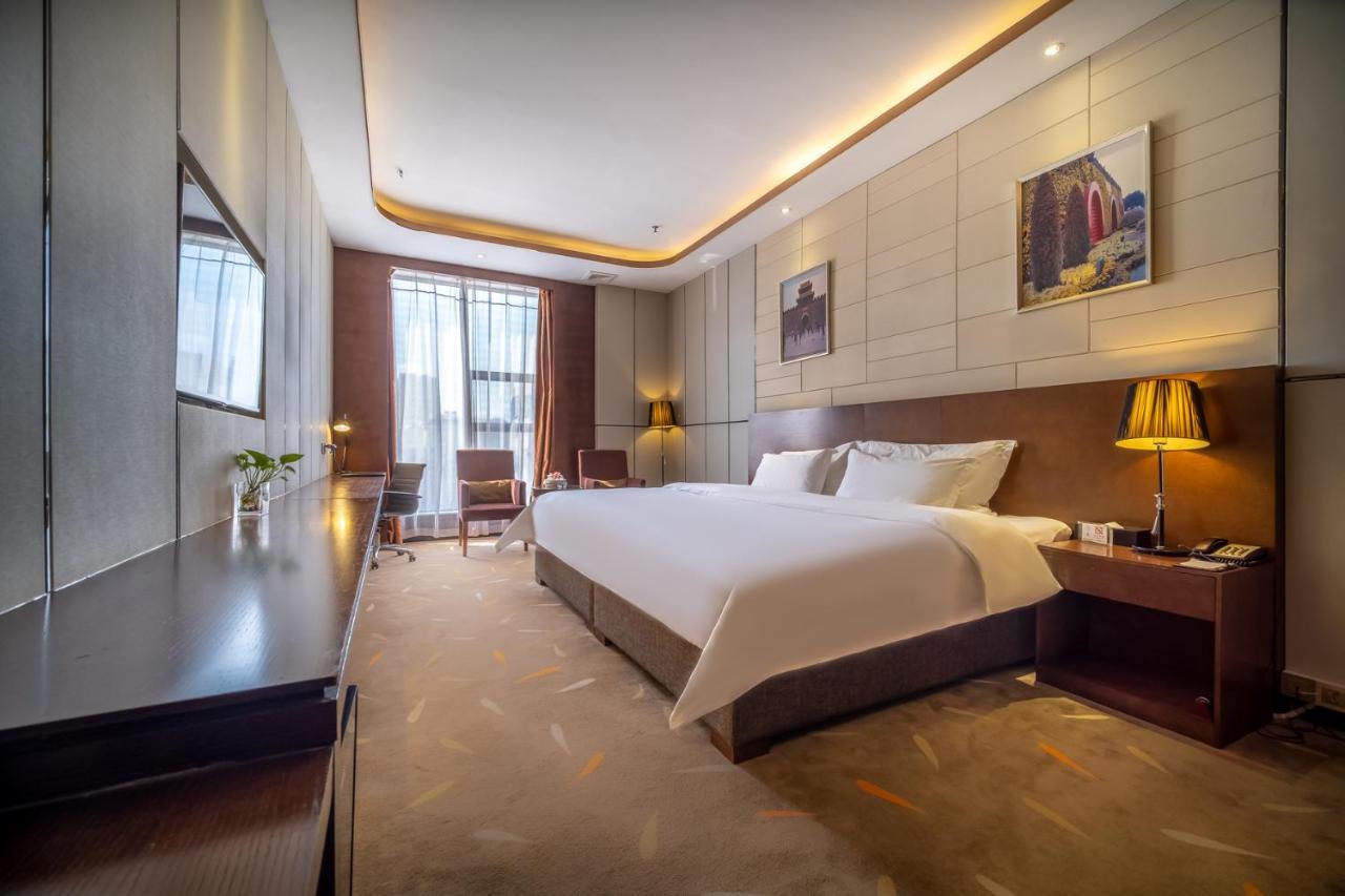 Relteem Hotel Жонгшан Екстериор снимка