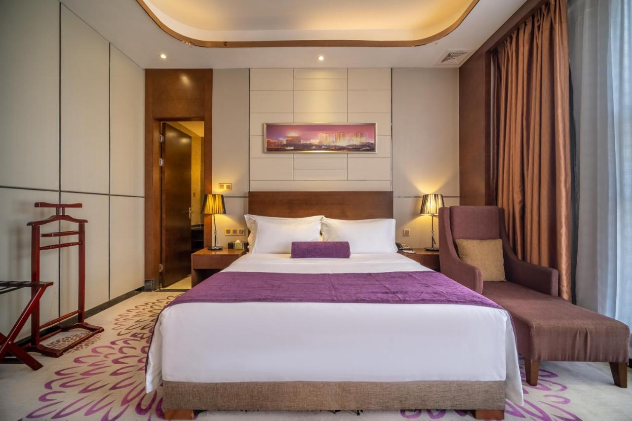 Relteem Hotel Жонгшан Екстериор снимка