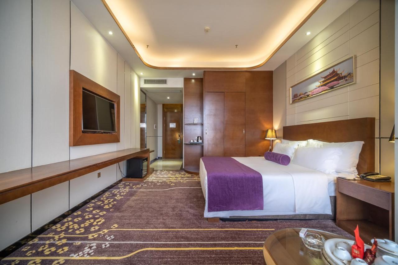 Relteem Hotel Жонгшан Екстериор снимка