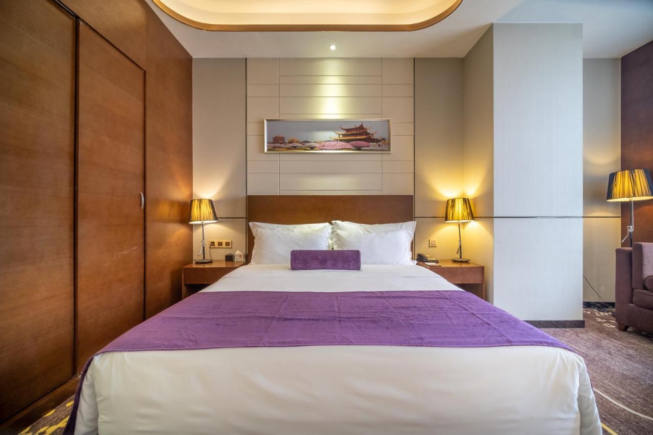 Relteem Hotel Жонгшан Екстериор снимка