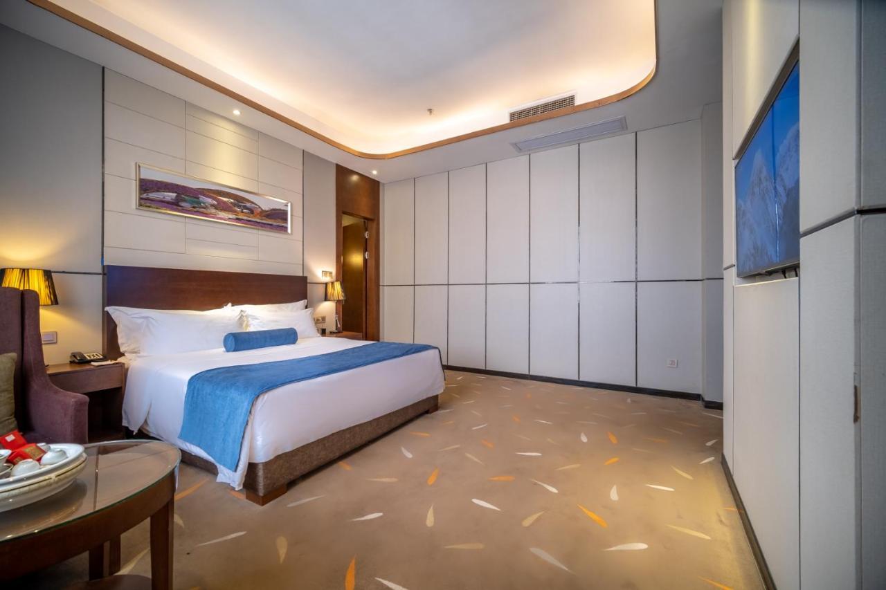 Relteem Hotel Жонгшан Екстериор снимка